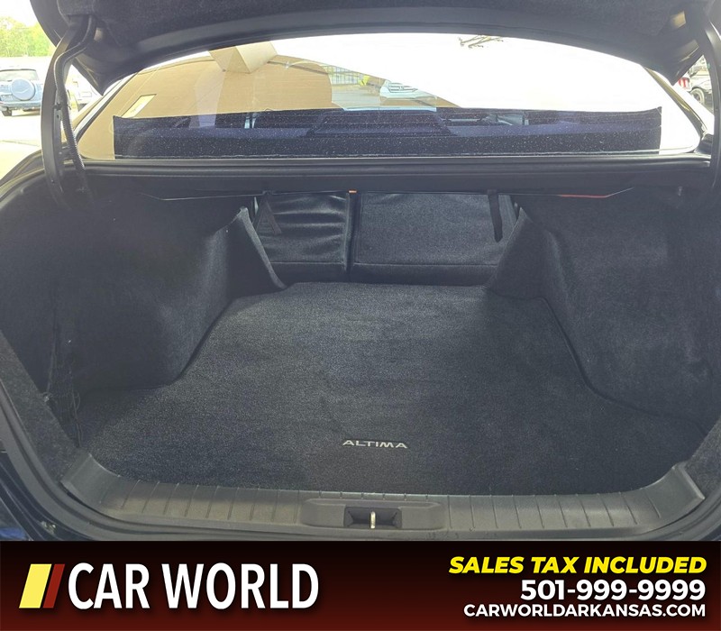 Nissan Altima Vehicle Full-screen Gallery Image 14