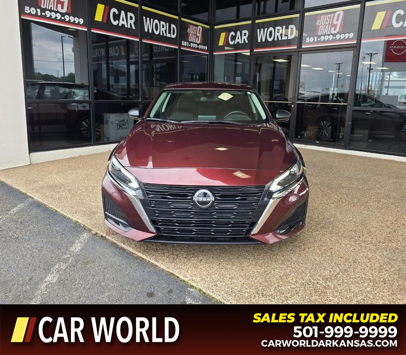 Nissan Altima Vehicle Full-screen Gallery Image 2