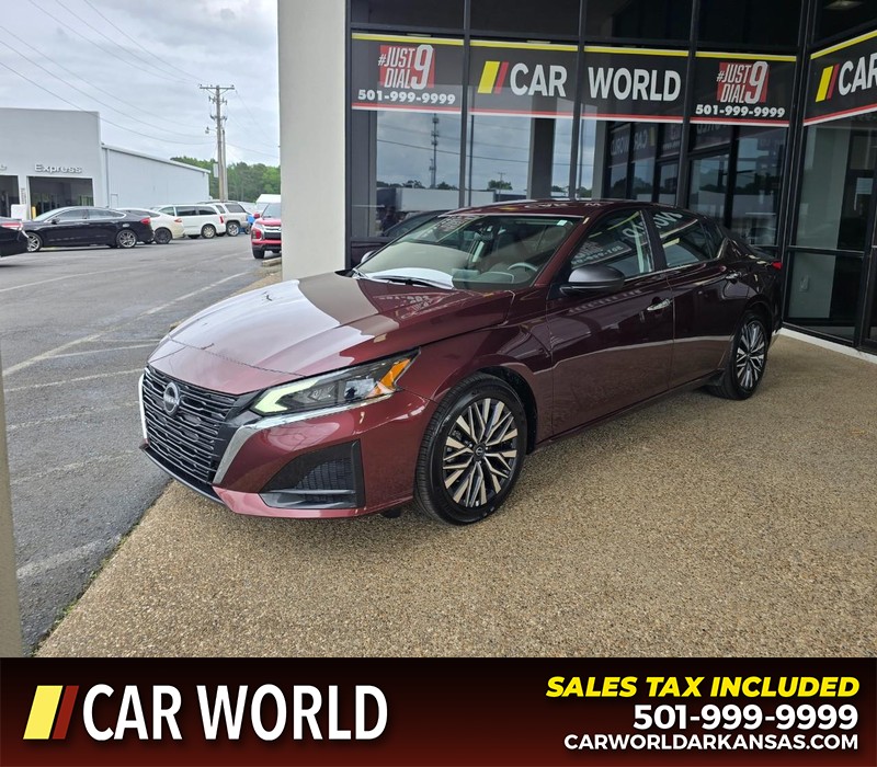 Nissan Altima Vehicle Full-screen Gallery Image 3