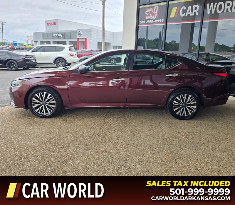 Nissan Altima Vehicle Full-screen Gallery Image 4