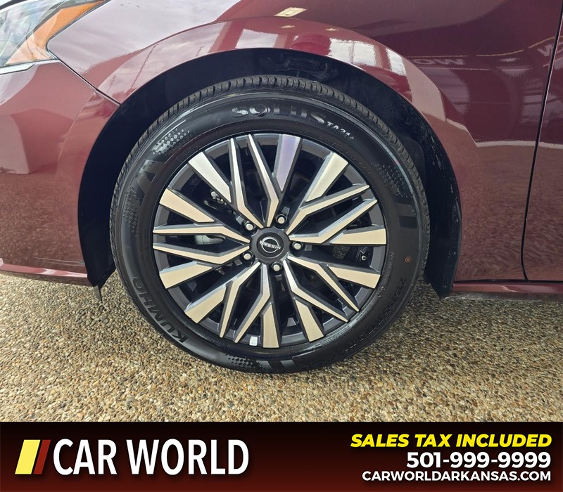 Nissan Altima Vehicle Full-screen Gallery Image 6