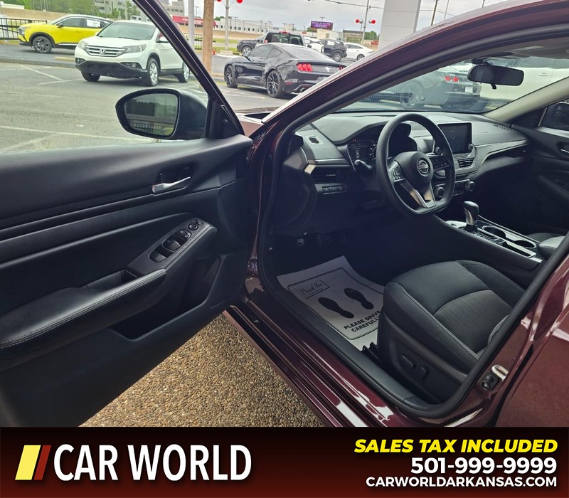 Nissan Altima Vehicle Full-screen Gallery Image 7