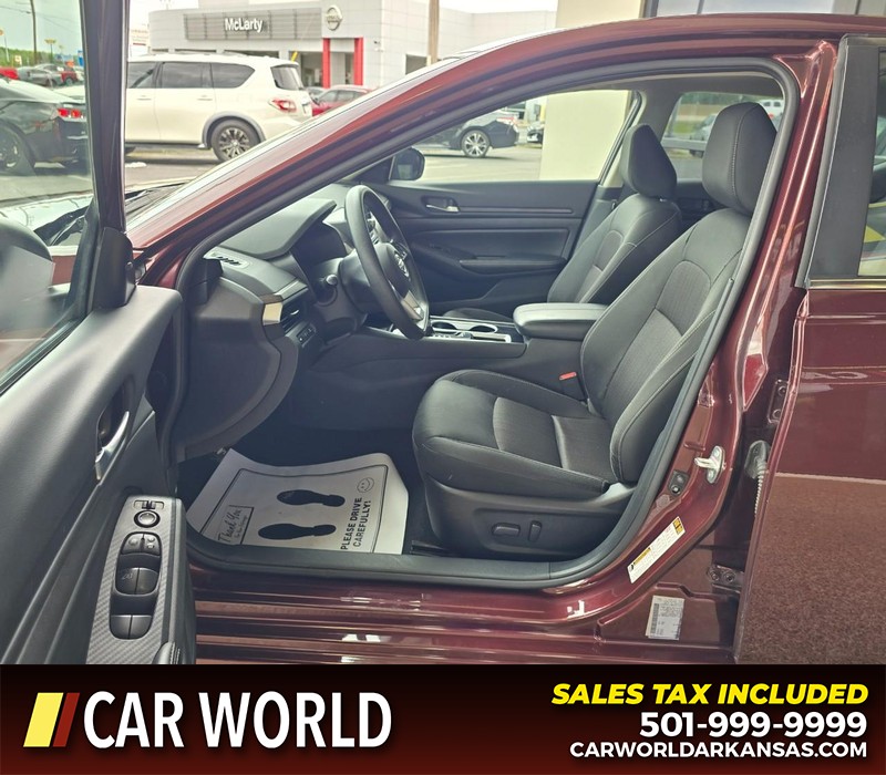 Nissan Altima Vehicle Full-screen Gallery Image 8