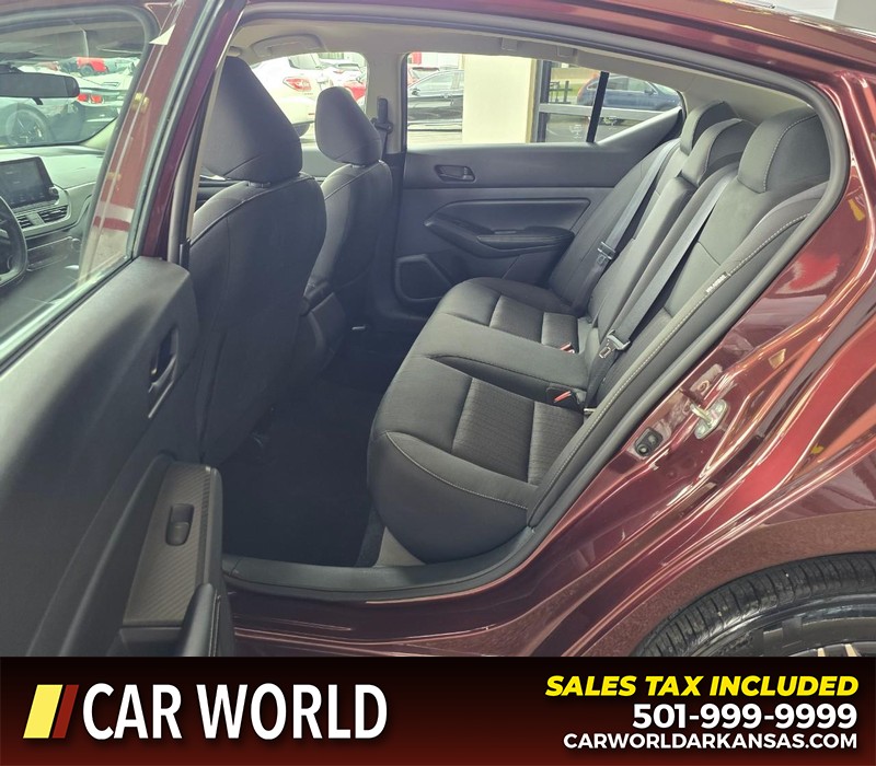 Nissan Altima Vehicle Full-screen Gallery Image 10