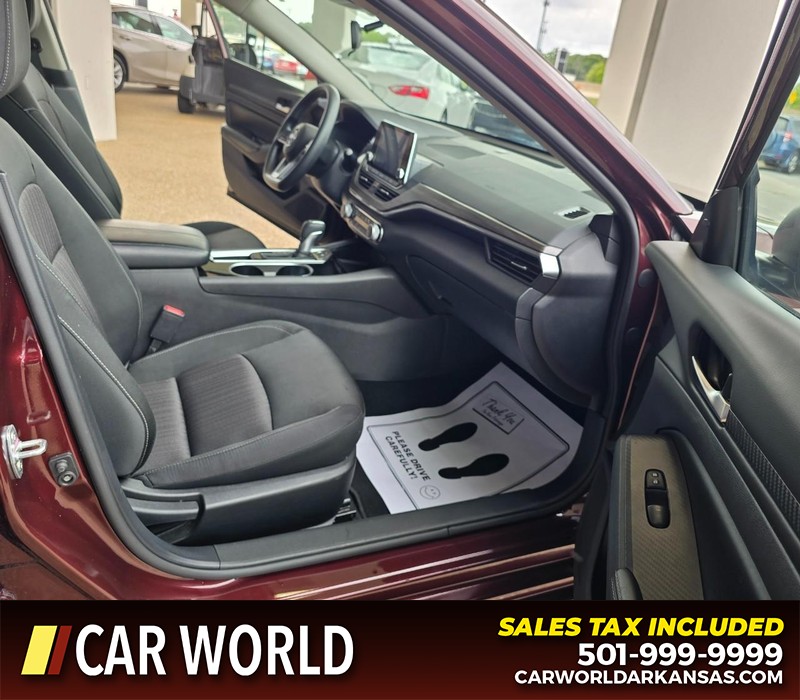 Nissan Altima Vehicle Full-screen Gallery Image 11