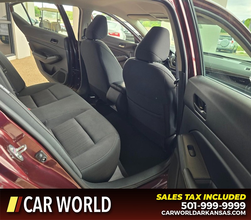 Nissan Altima Vehicle Full-screen Gallery Image 12