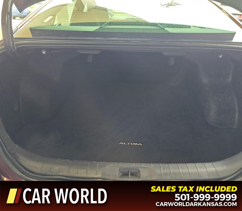 Nissan Altima Vehicle Full-screen Gallery Image 13