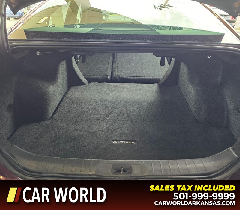 Nissan Altima Vehicle Full-screen Gallery Image 14