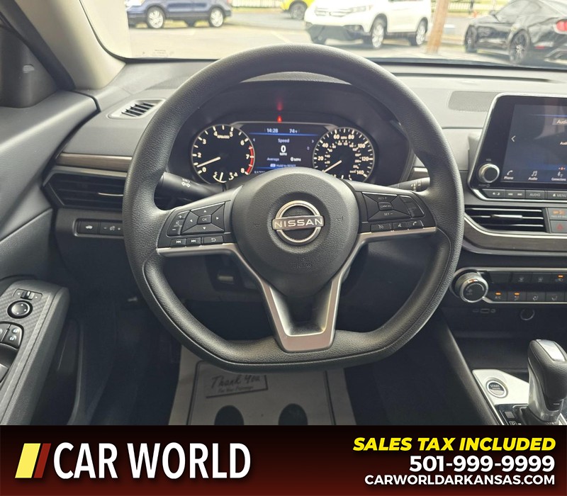 Nissan Altima Vehicle Full-screen Gallery Image 15