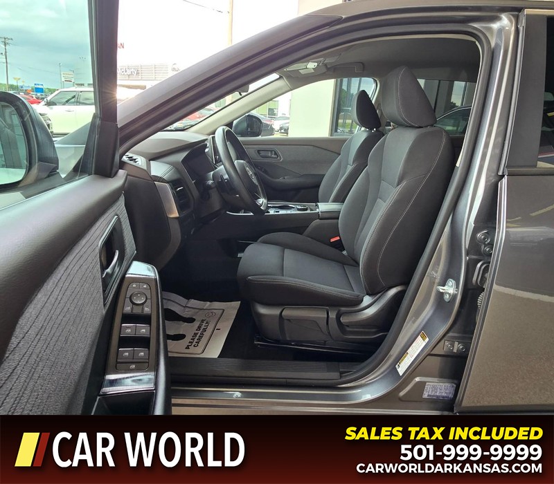 Nissan Rogue Vehicle Full-screen Gallery Image 8