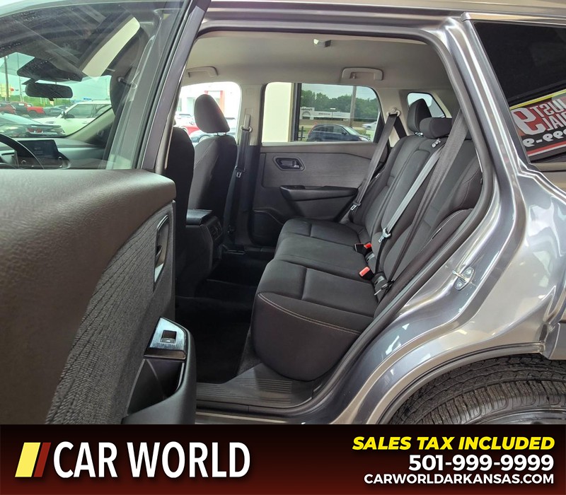 Nissan Rogue Vehicle Full-screen Gallery Image 10