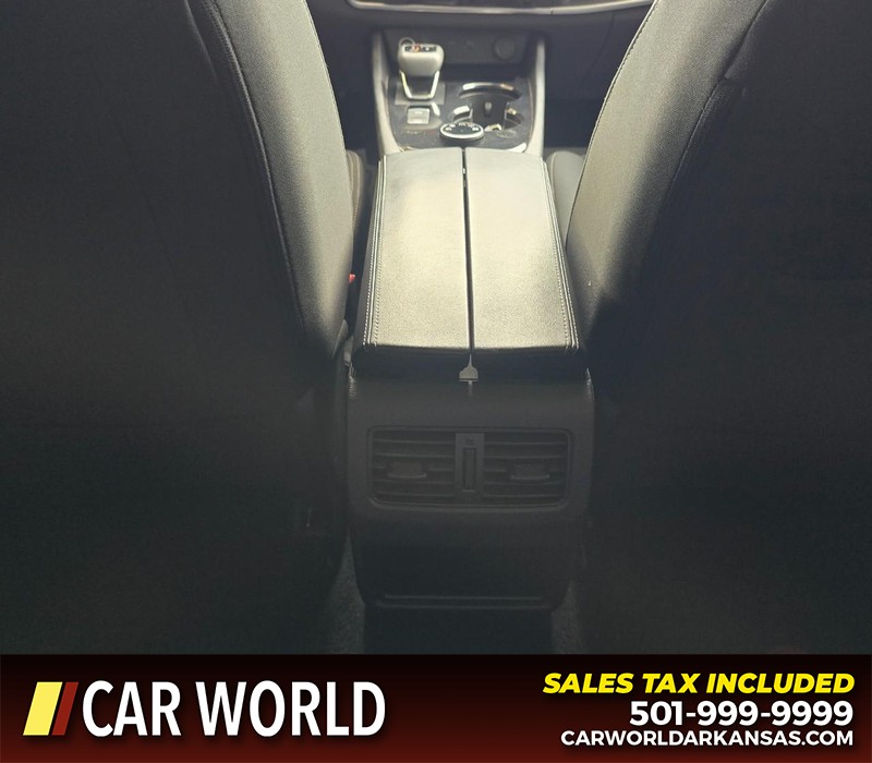 Nissan Rogue Vehicle Full-screen Gallery Image 19