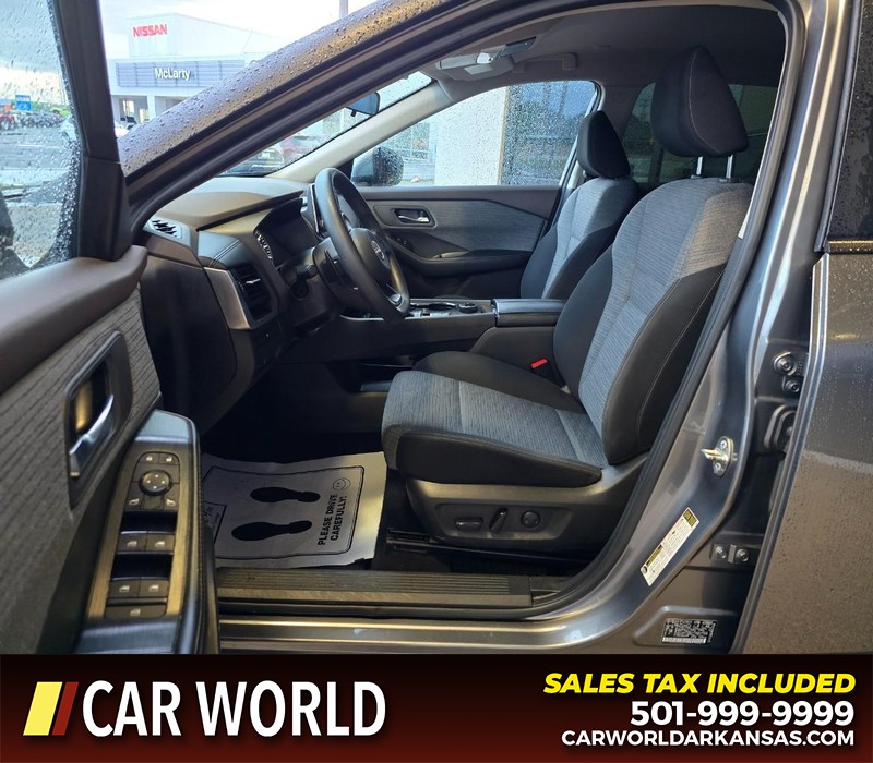 Nissan Rogue Vehicle Full-screen Gallery Image 8