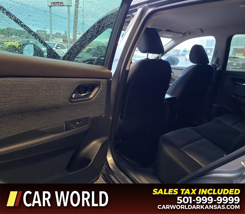 Nissan Rogue Vehicle Full-screen Gallery Image 9