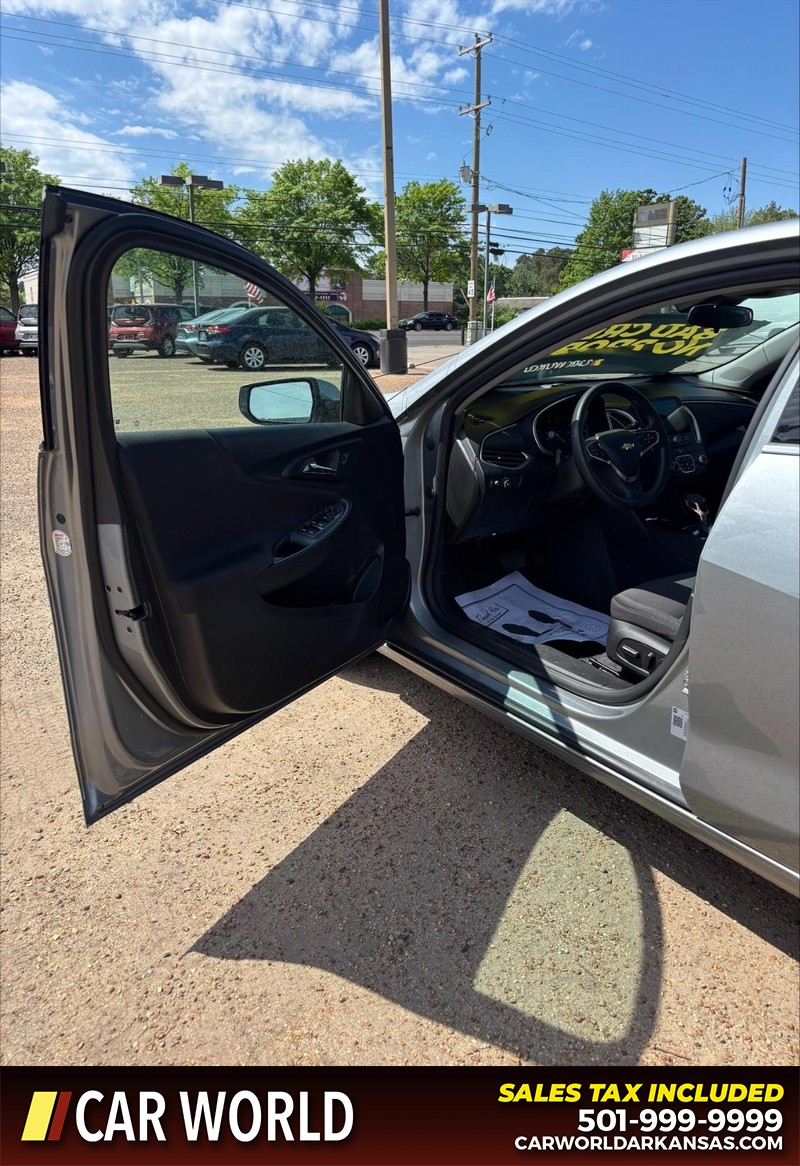 Chevrolet Malibu Vehicle Full-screen Gallery Image 12