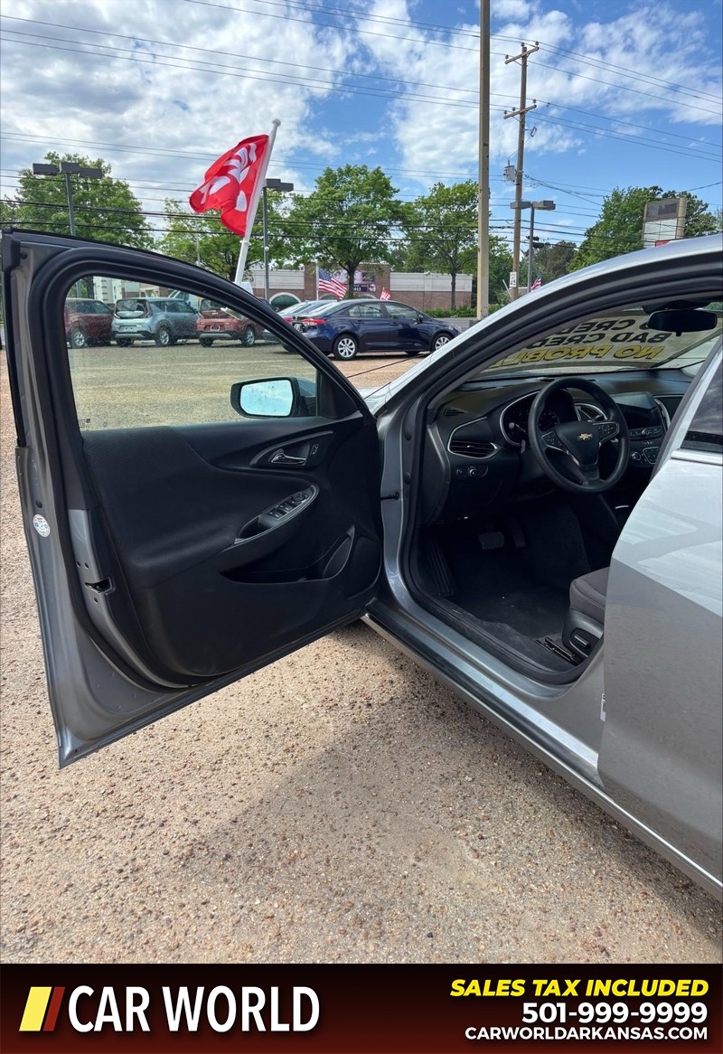 Chevrolet Malibu Vehicle Full-screen Gallery Image 12