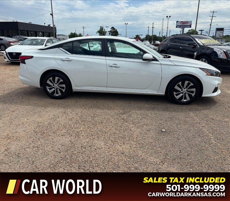 Nissan Altima Vehicle Full-screen Gallery Image 2