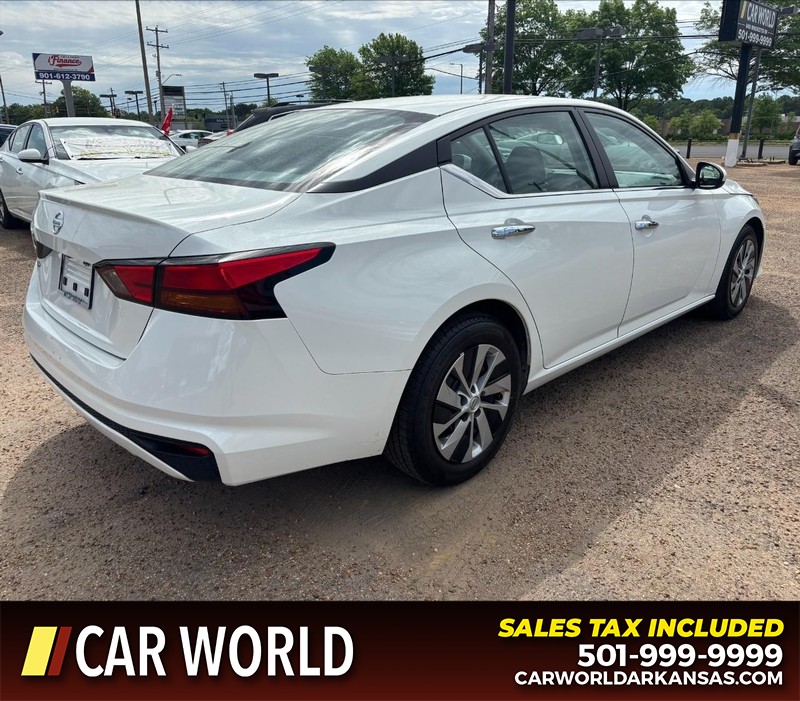 Nissan Altima Vehicle Full-screen Gallery Image 3