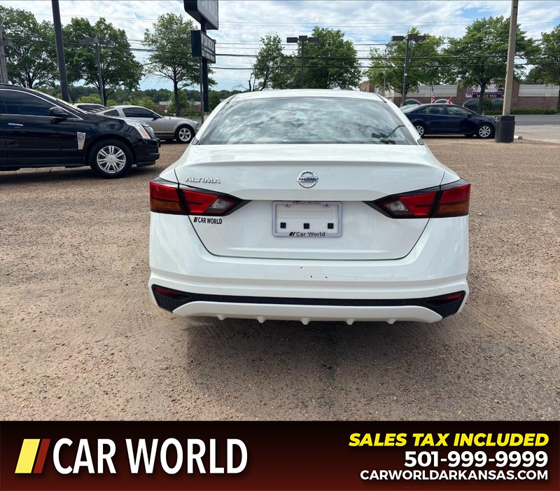 Nissan Altima Vehicle Full-screen Gallery Image 4