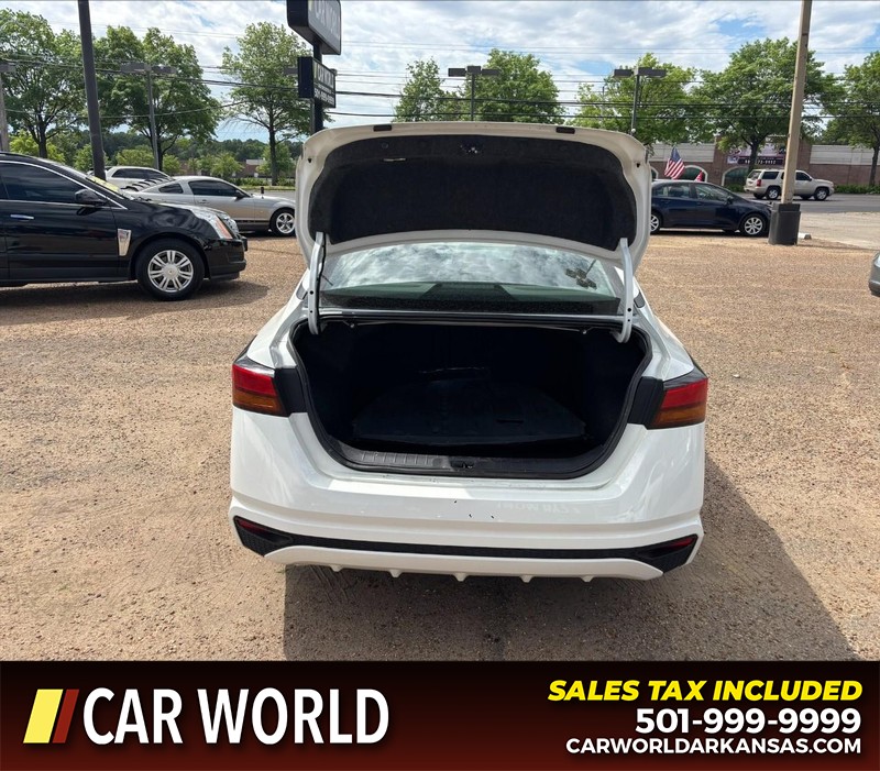 Nissan Altima Vehicle Full-screen Gallery Image 5