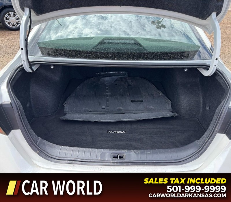 Nissan Altima Vehicle Full-screen Gallery Image 6