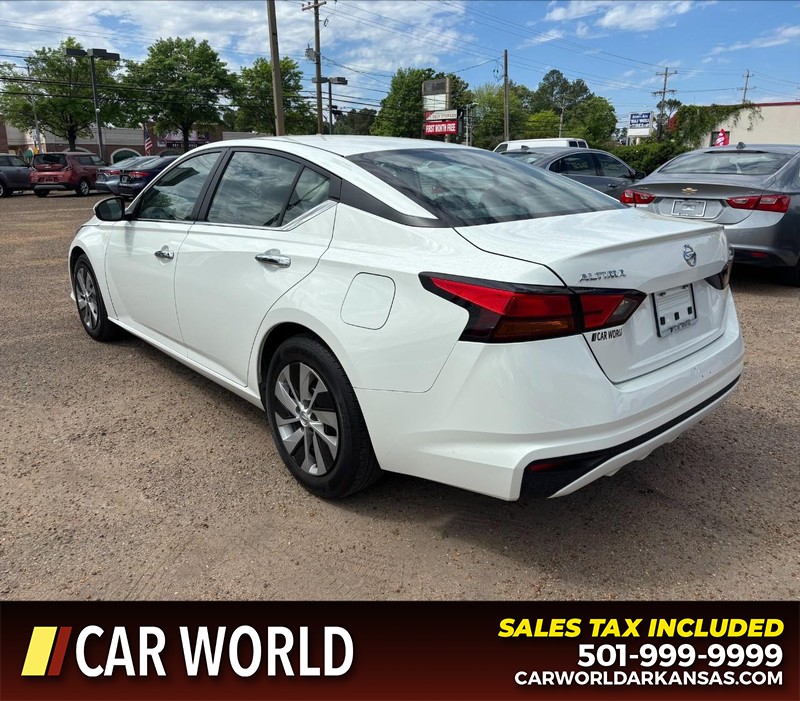 Nissan Altima Vehicle Full-screen Gallery Image 7