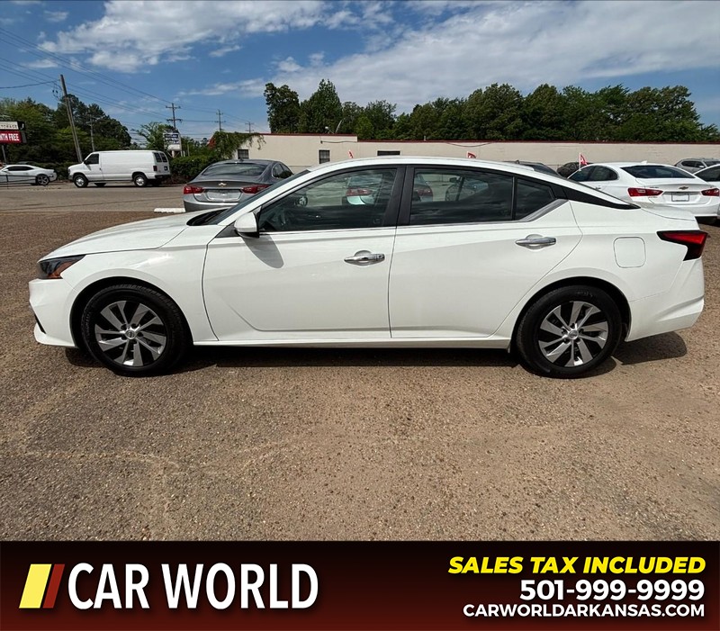 Nissan Altima Vehicle Full-screen Gallery Image 8