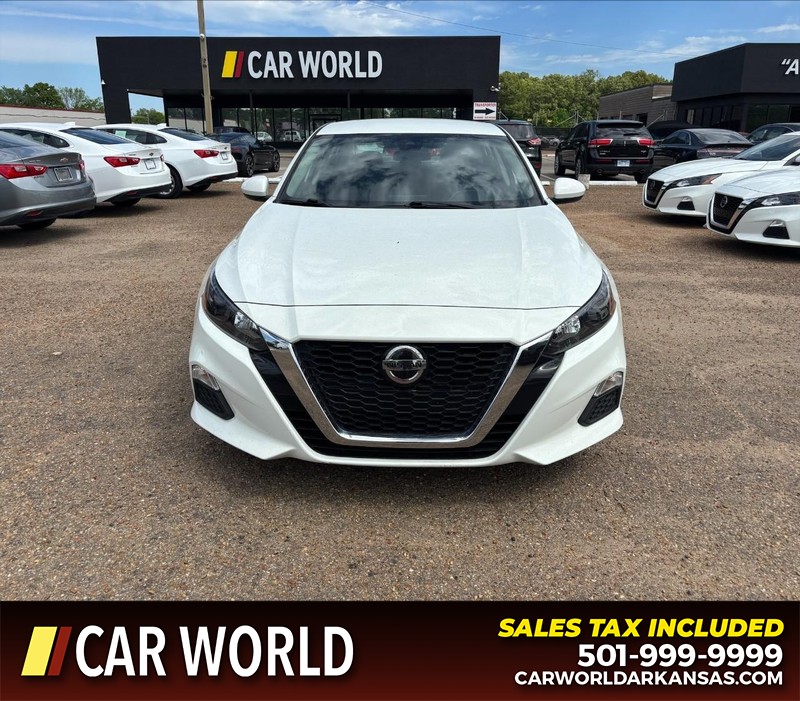 Nissan Altima Vehicle Full-screen Gallery Image 10