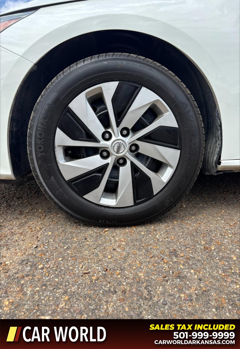 Nissan Altima Vehicle Full-screen Gallery Image 11