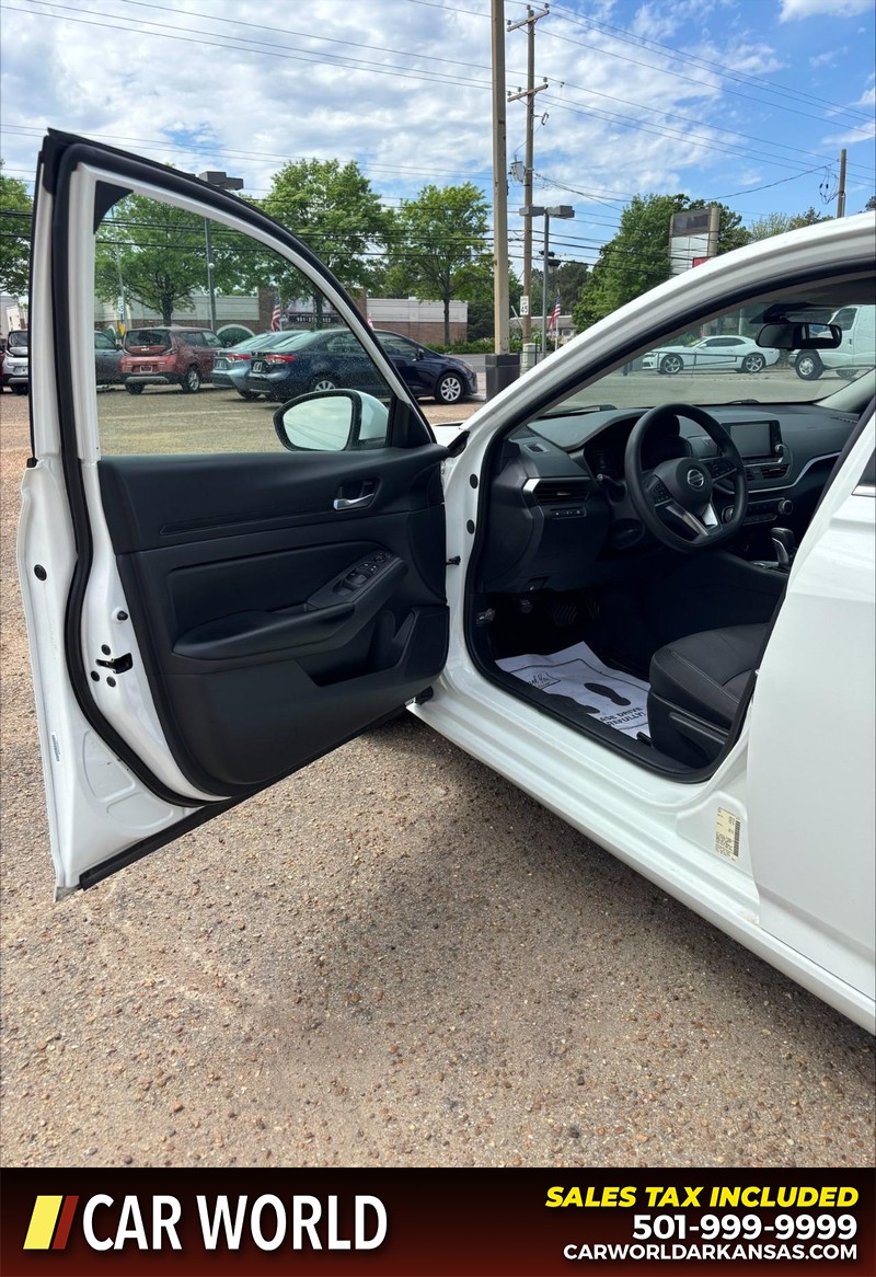 Nissan Altima Vehicle Full-screen Gallery Image 12