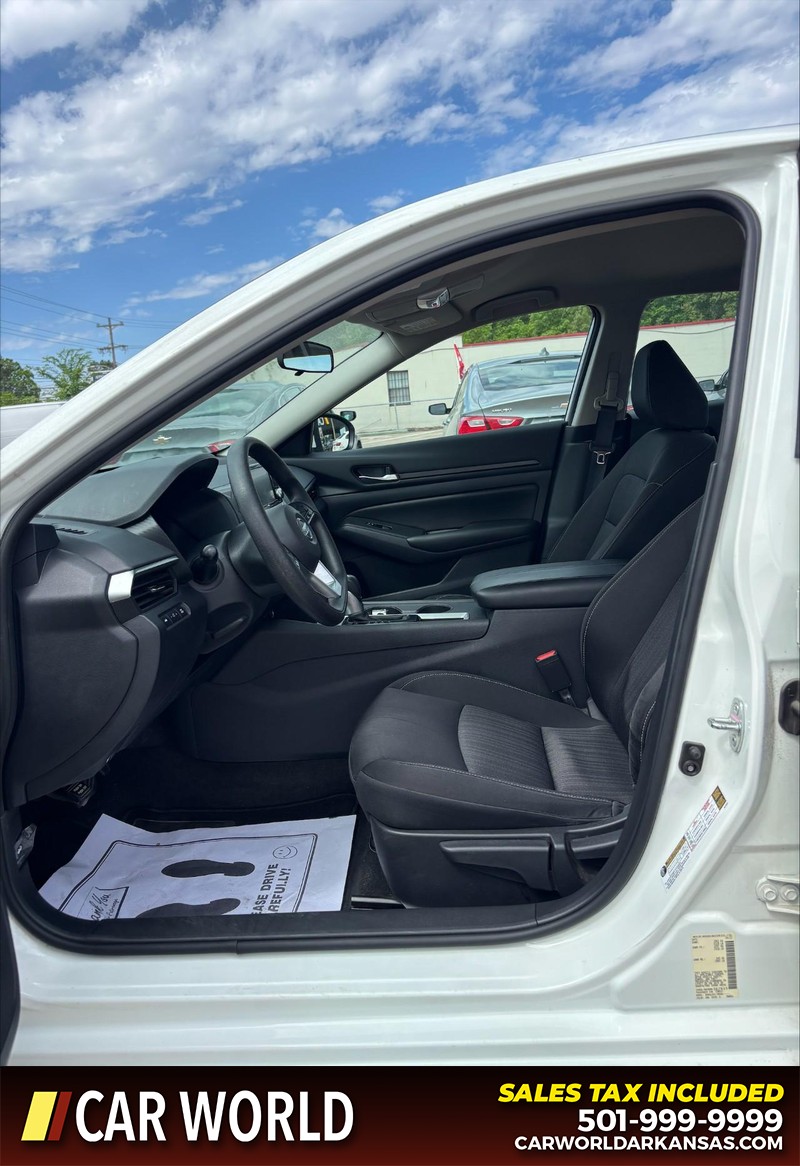 Nissan Altima Vehicle Full-screen Gallery Image 13