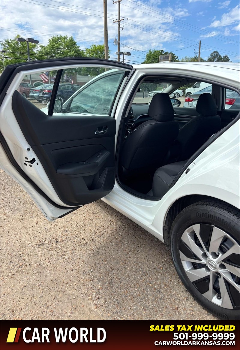 Nissan Altima Vehicle Full-screen Gallery Image 14