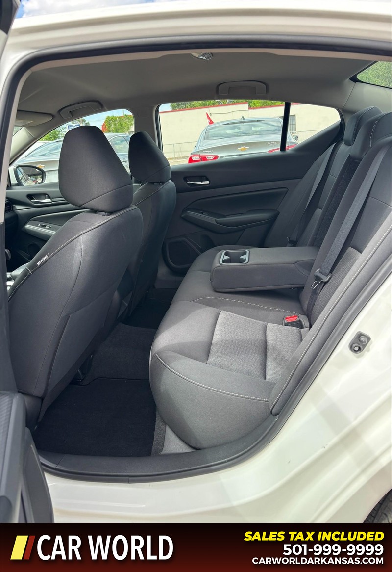 Nissan Altima Vehicle Full-screen Gallery Image 15