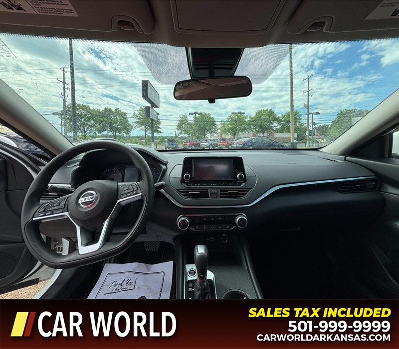 Nissan Altima Vehicle Full-screen Gallery Image 16