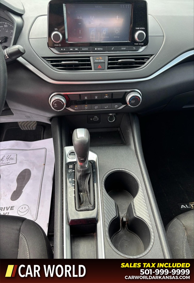 Nissan Altima Vehicle Full-screen Gallery Image 17