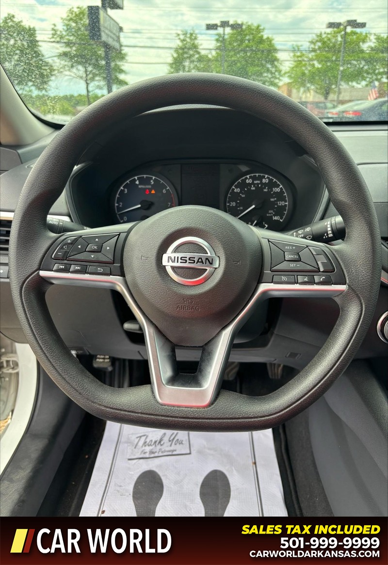 Nissan Altima Vehicle Full-screen Gallery Image 19