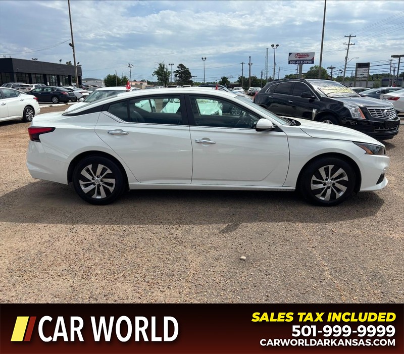 Nissan Altima Vehicle Full-screen Gallery Image 2