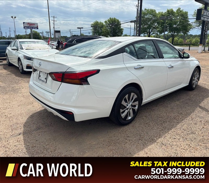 Nissan Altima Vehicle Full-screen Gallery Image 3