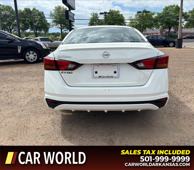 Nissan Altima Vehicle Full-screen Gallery Image 4