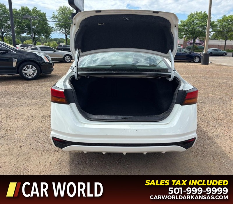 Nissan Altima Vehicle Full-screen Gallery Image 5