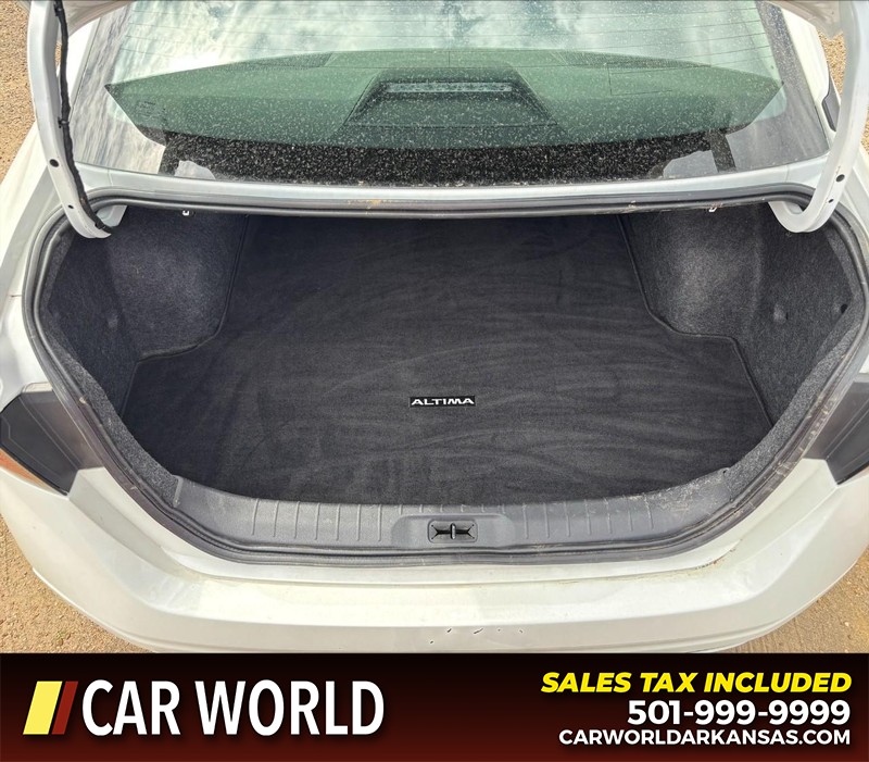 Nissan Altima Vehicle Full-screen Gallery Image 6