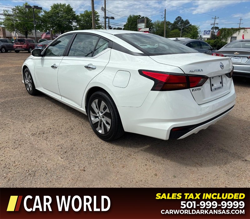 Nissan Altima Vehicle Full-screen Gallery Image 7