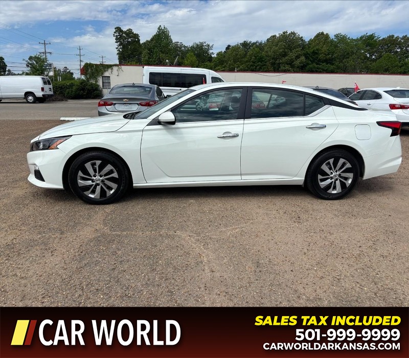 Nissan Altima Vehicle Full-screen Gallery Image 8