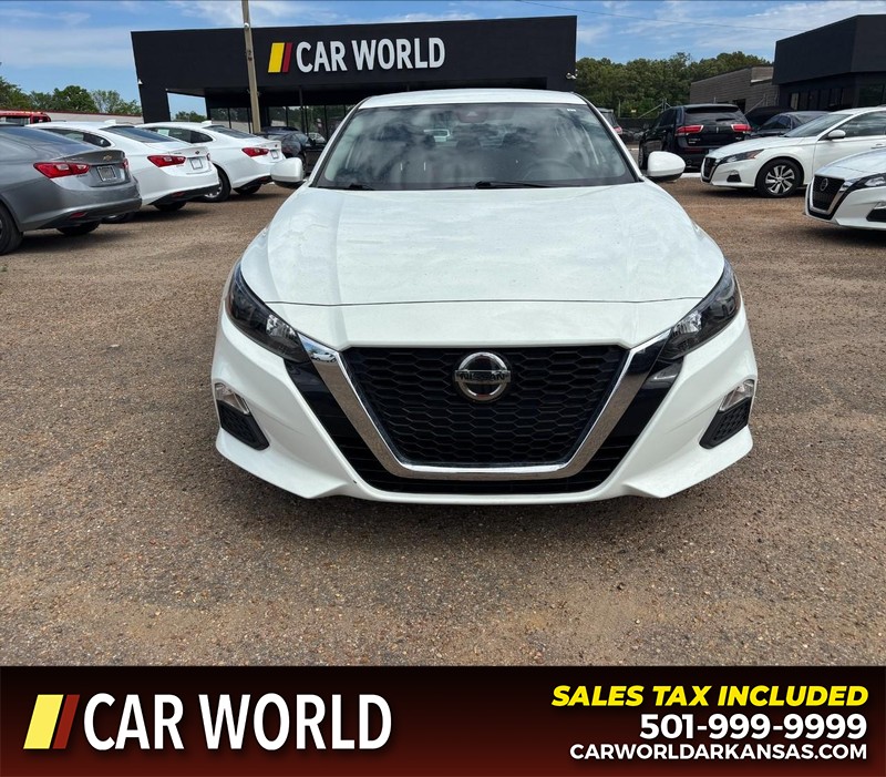 Nissan Altima Vehicle Full-screen Gallery Image 10