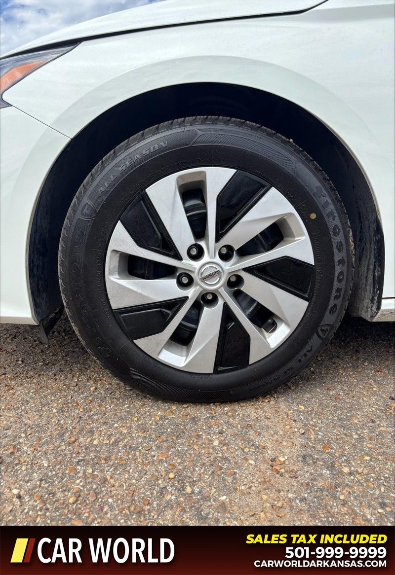 Nissan Altima Vehicle Full-screen Gallery Image 11