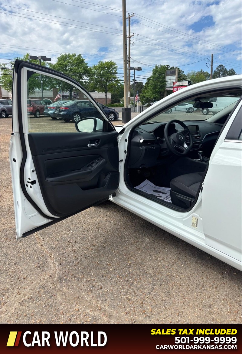 Nissan Altima Vehicle Full-screen Gallery Image 12