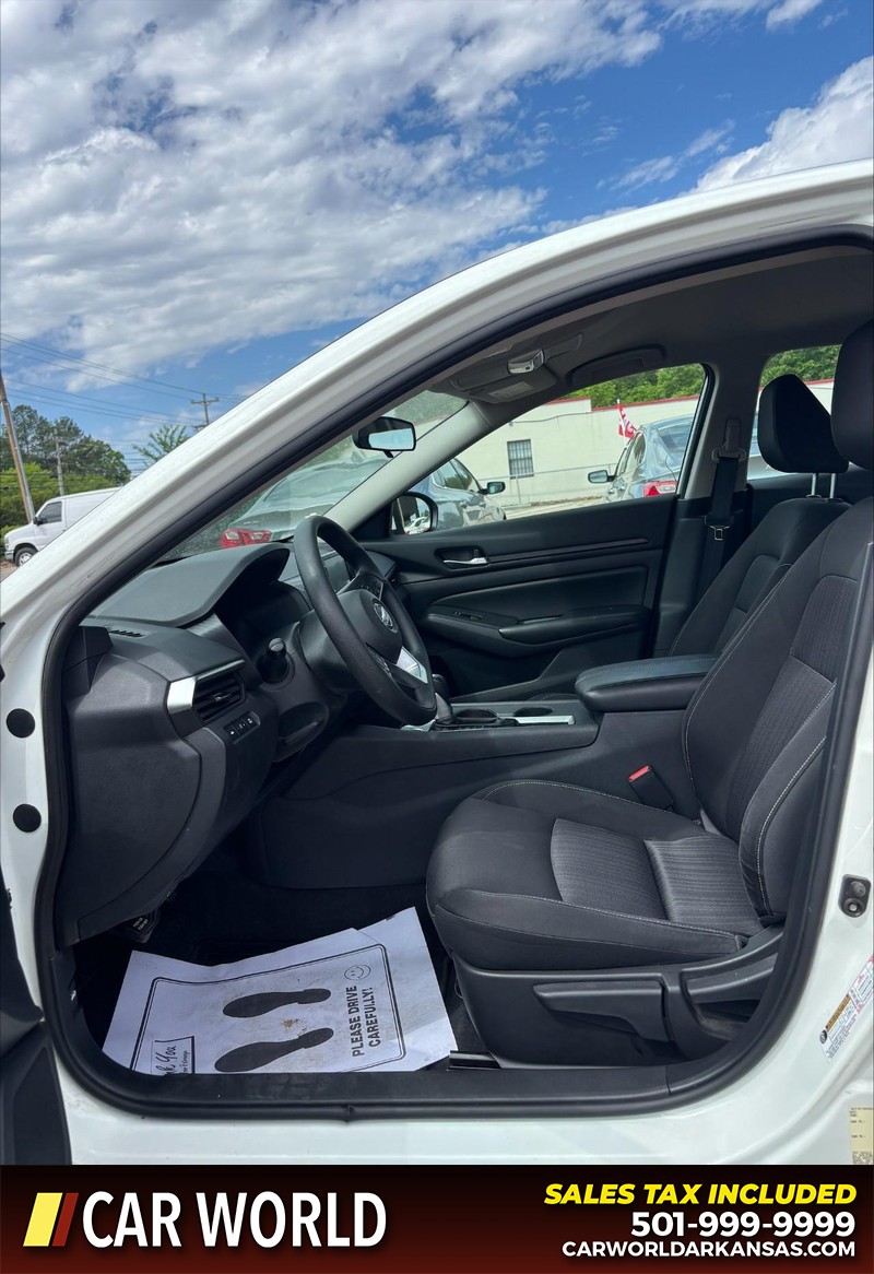 Nissan Altima Vehicle Full-screen Gallery Image 13