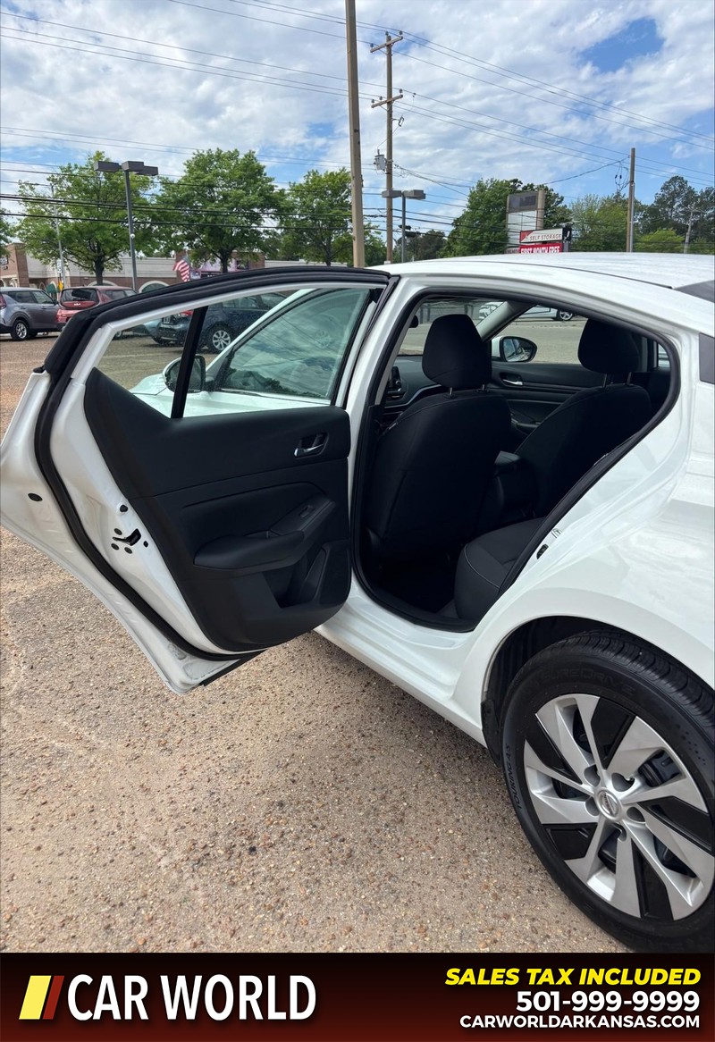 Nissan Altima Vehicle Full-screen Gallery Image 14