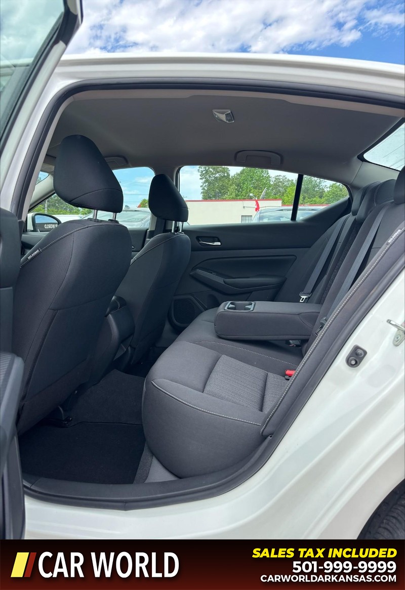 Nissan Altima Vehicle Full-screen Gallery Image 15