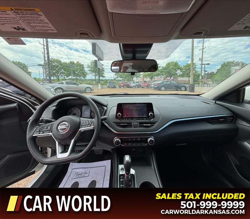 Nissan Altima Vehicle Full-screen Gallery Image 16